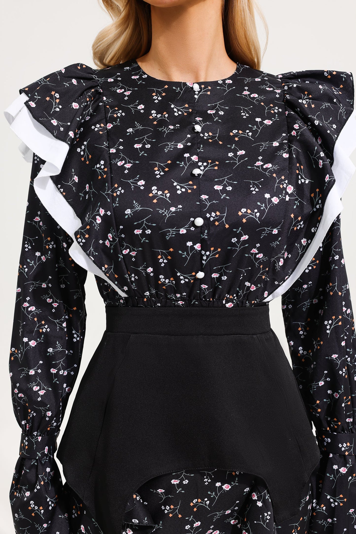 Vestido midi con mangas abullonadas y volantes florales con cinturón 