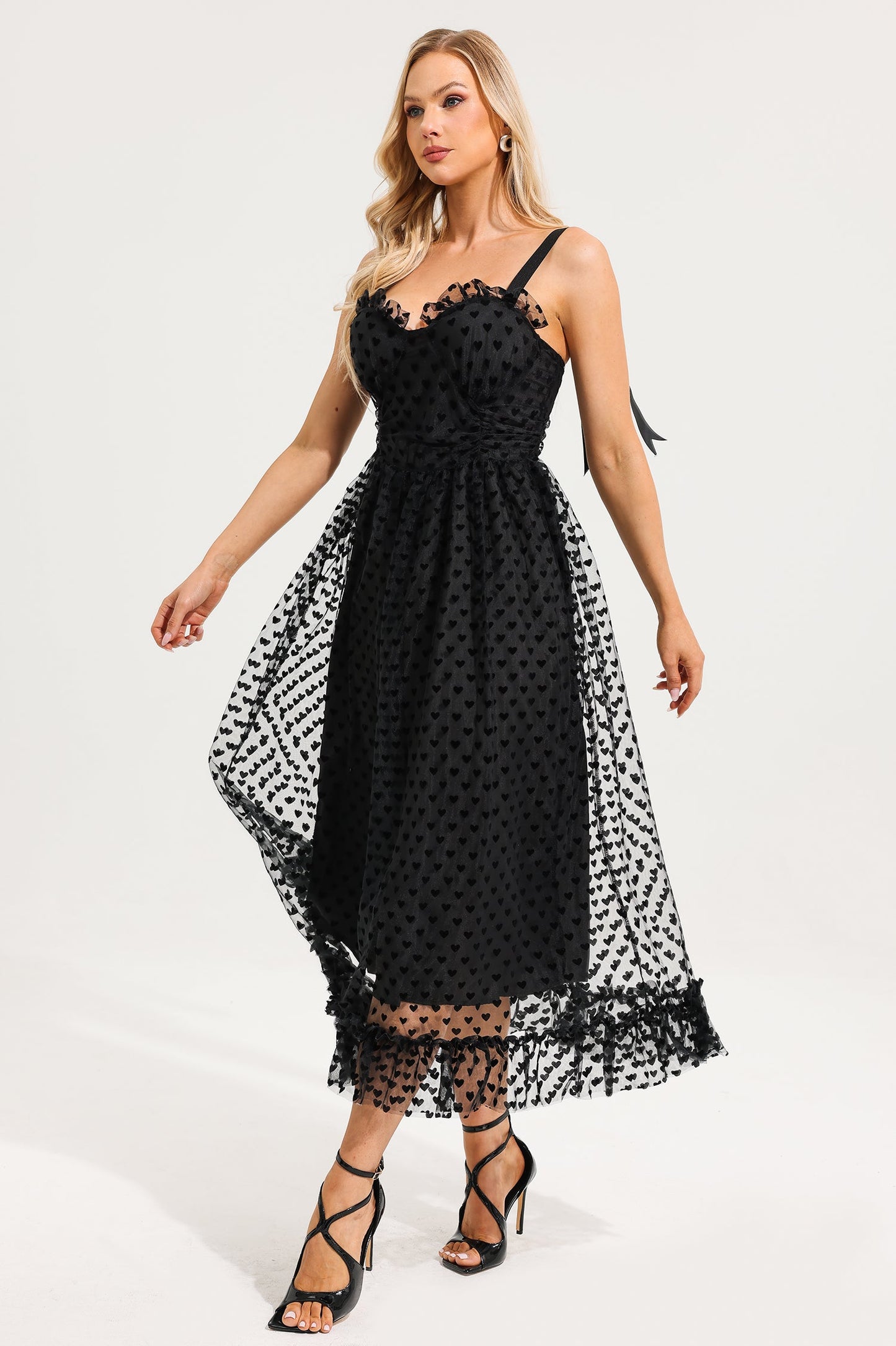 Vestido escalonado con volantes de malla y estampado de corazones 