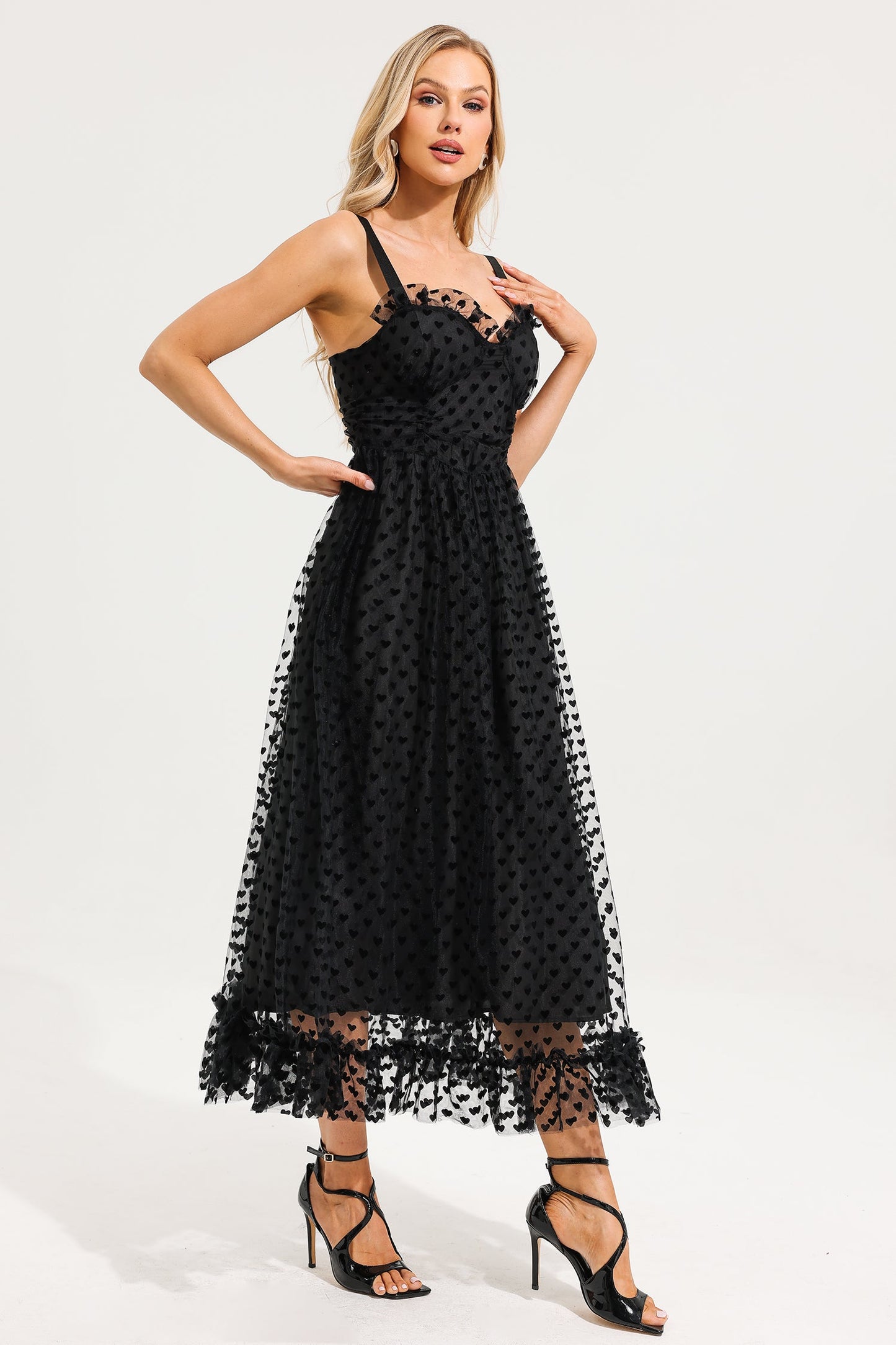 Vestido escalonado con volantes de malla y estampado de corazones 