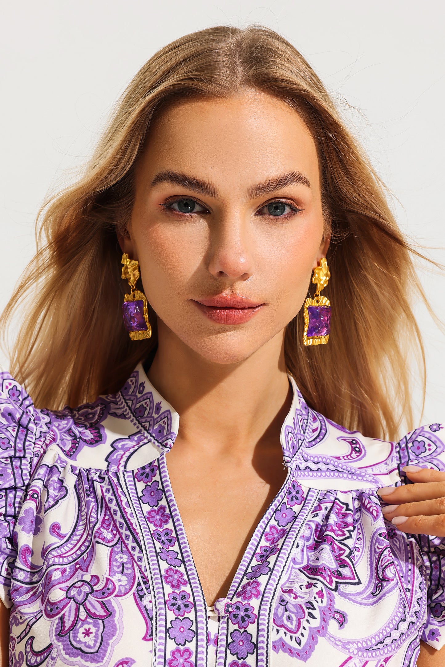 Pendientes y collar de acrílico morado cuadrado dimensional en tono dorado