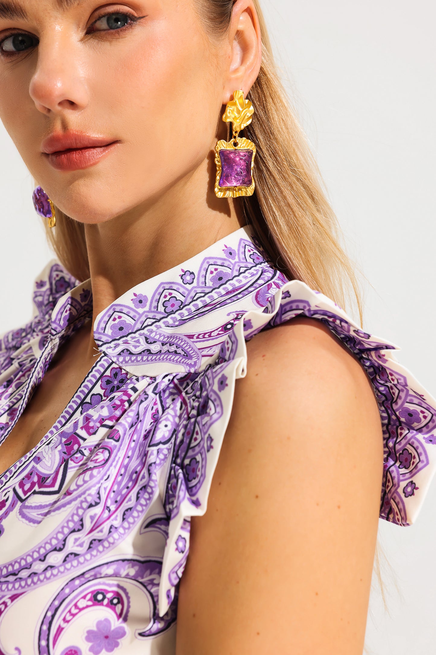 Pendientes y collar de acrílico morado cuadrado dimensional en tono dorado