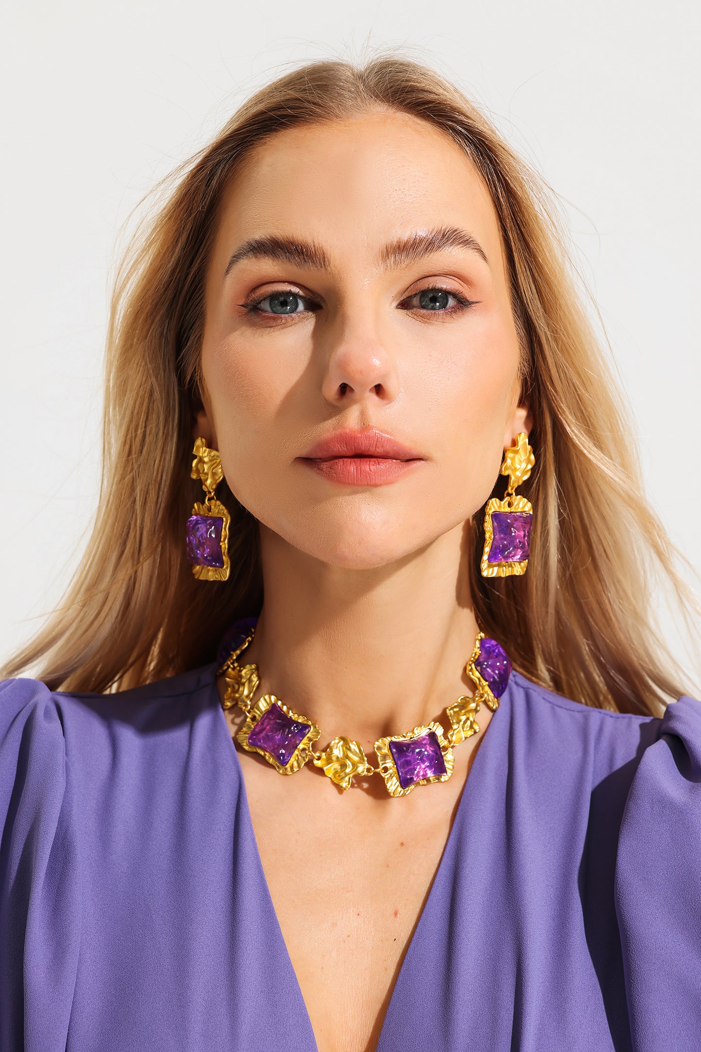 Pendientes y collar de acrílico morado cuadrado dimensional en tono dorado