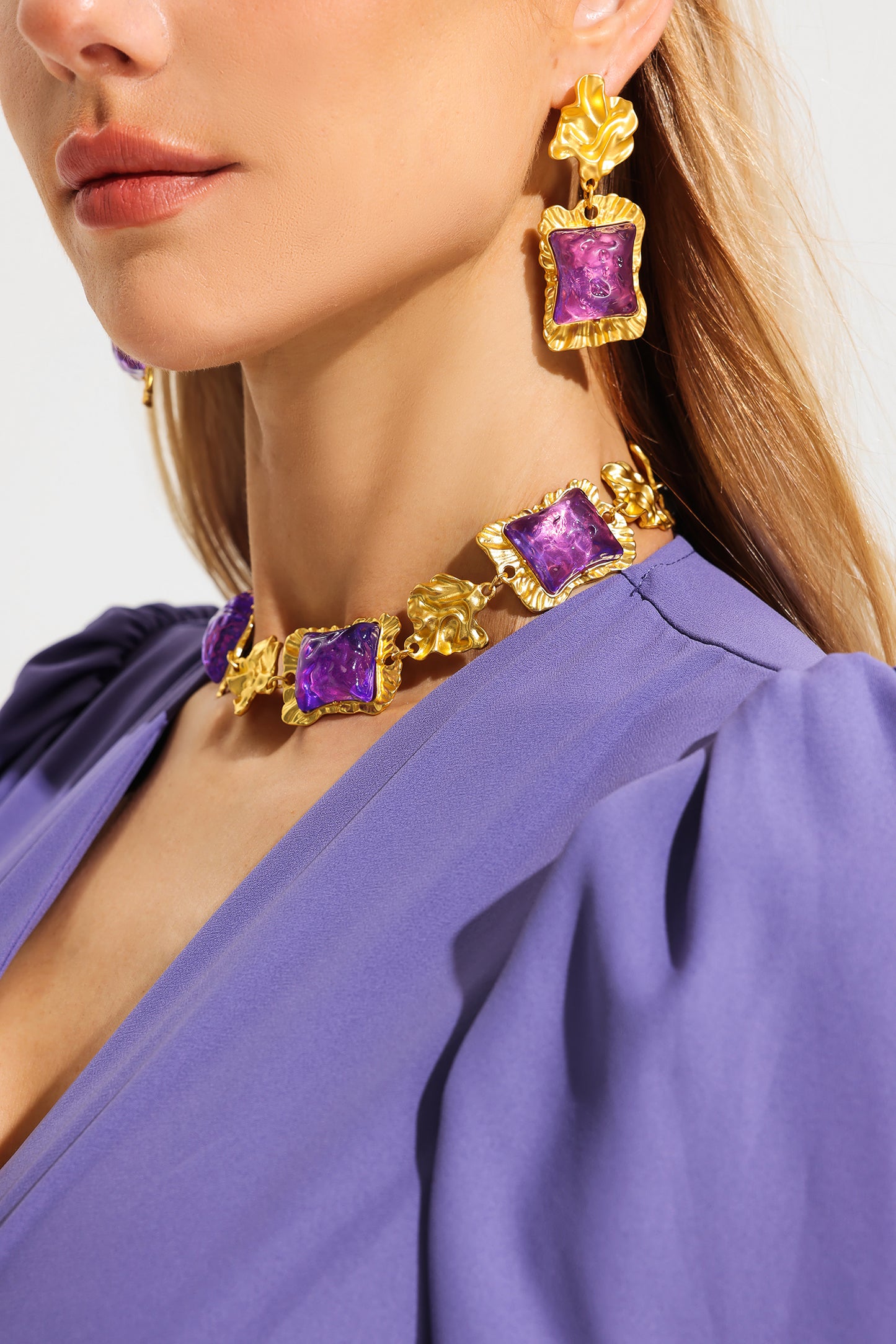 Pendientes y collar de acrílico morado cuadrado dimensional en tono dorado