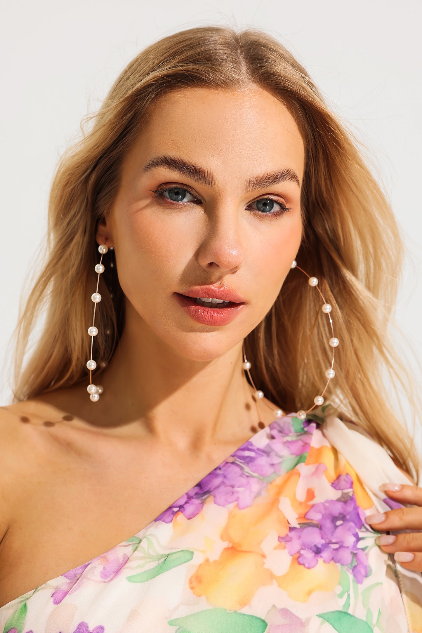 Pendientes circulares grandes de perlas sintéticas 