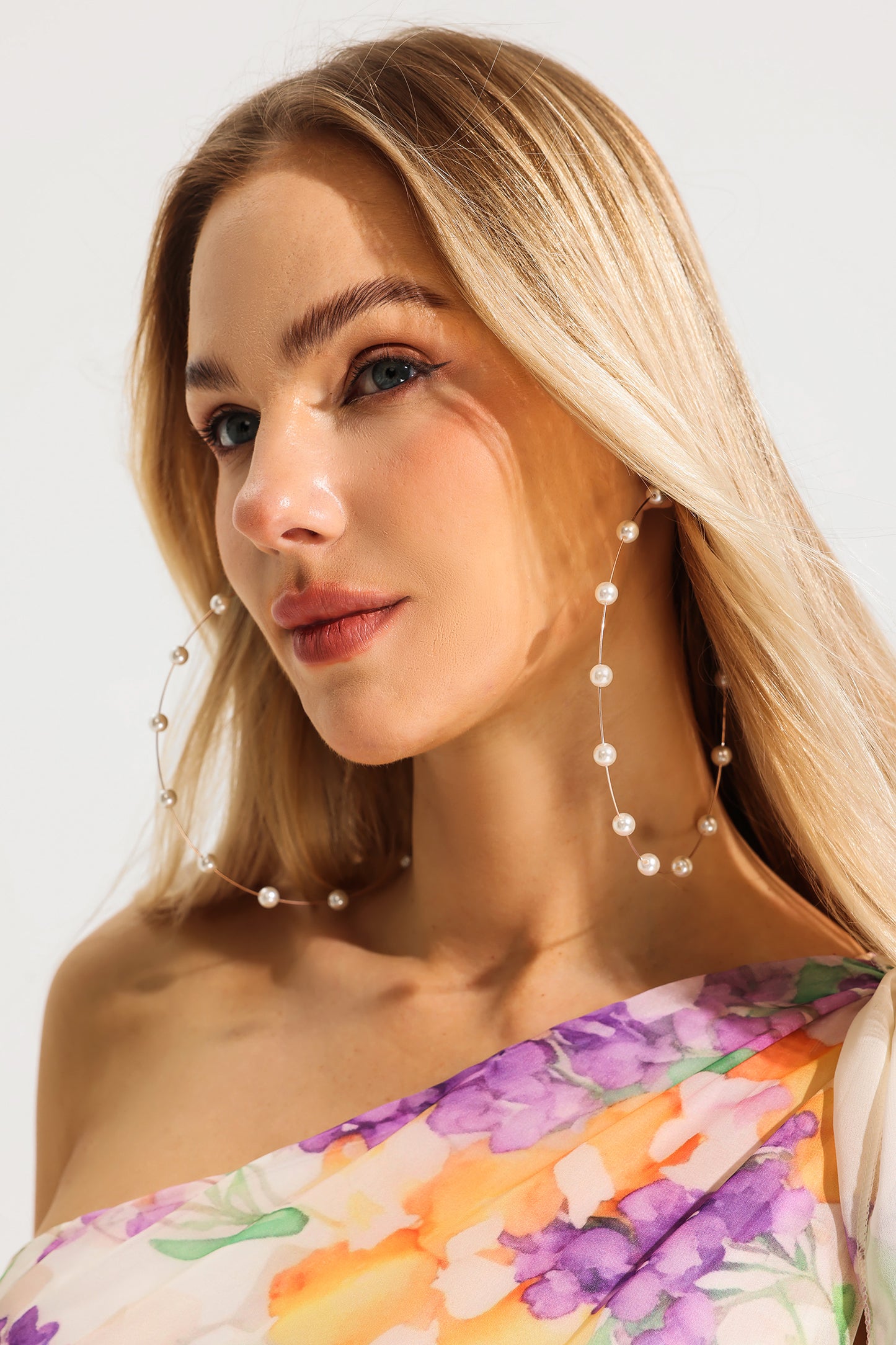 Pendientes circulares grandes de perlas sintéticas 