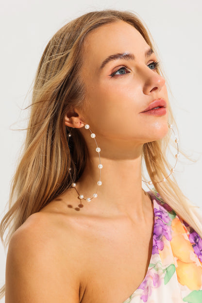 Pendientes circulares grandes de perlas sintéticas 