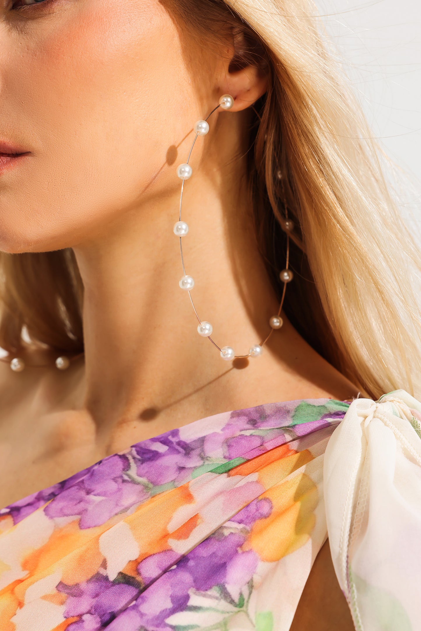 Pendientes circulares grandes de perlas sintéticas 