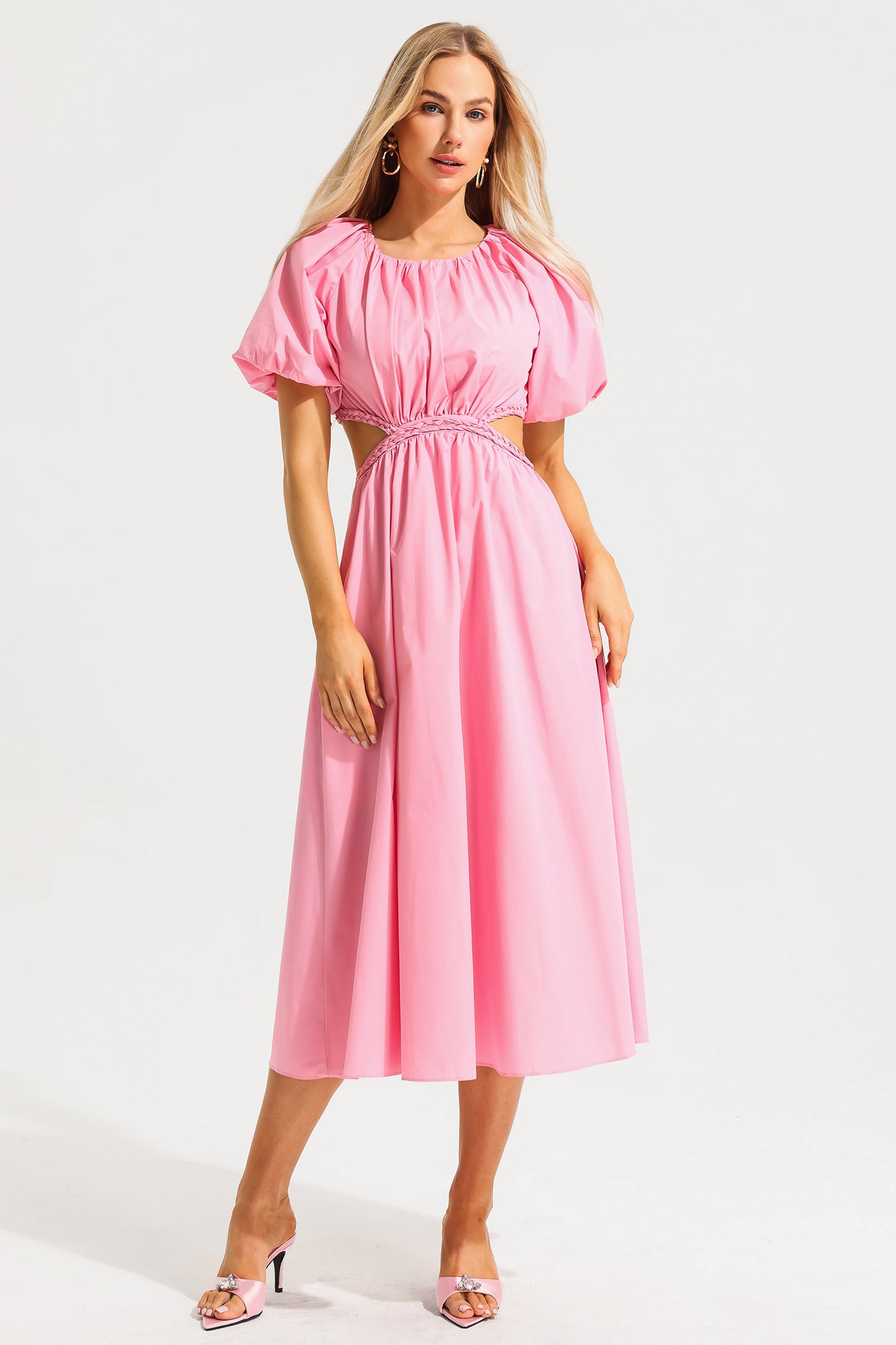 Vestido midi rosa con mangas abullonadas y capuchina 
