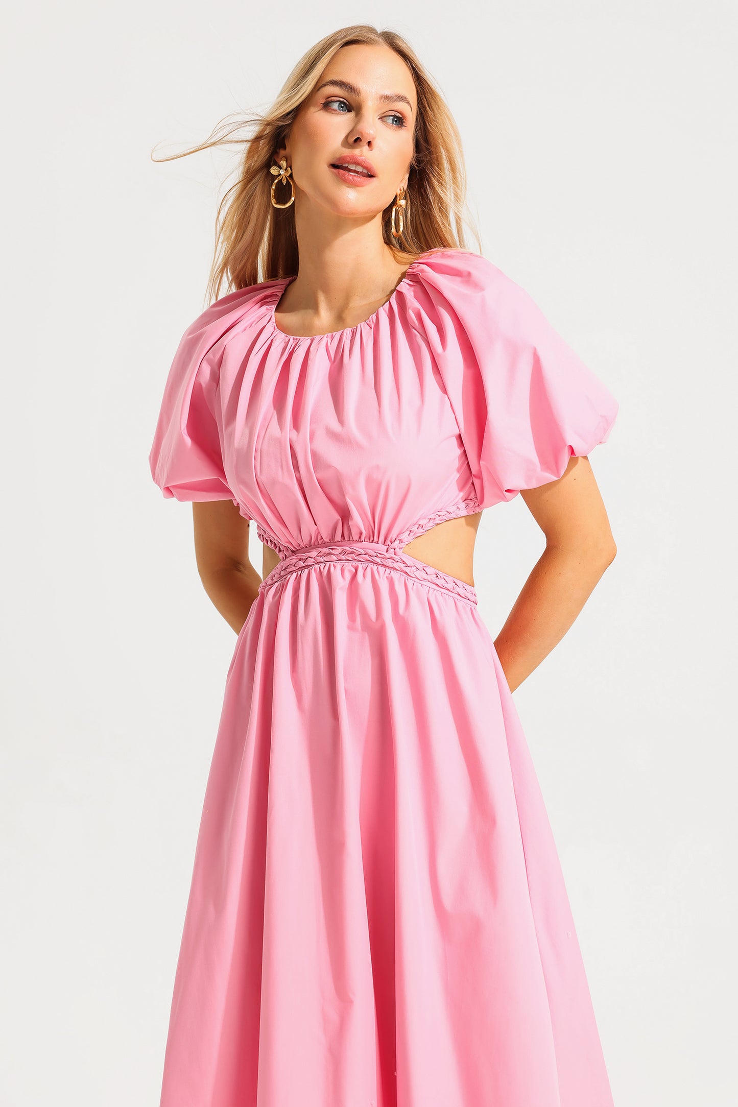 Vestido midi rosa con mangas abullonadas y capuchina 