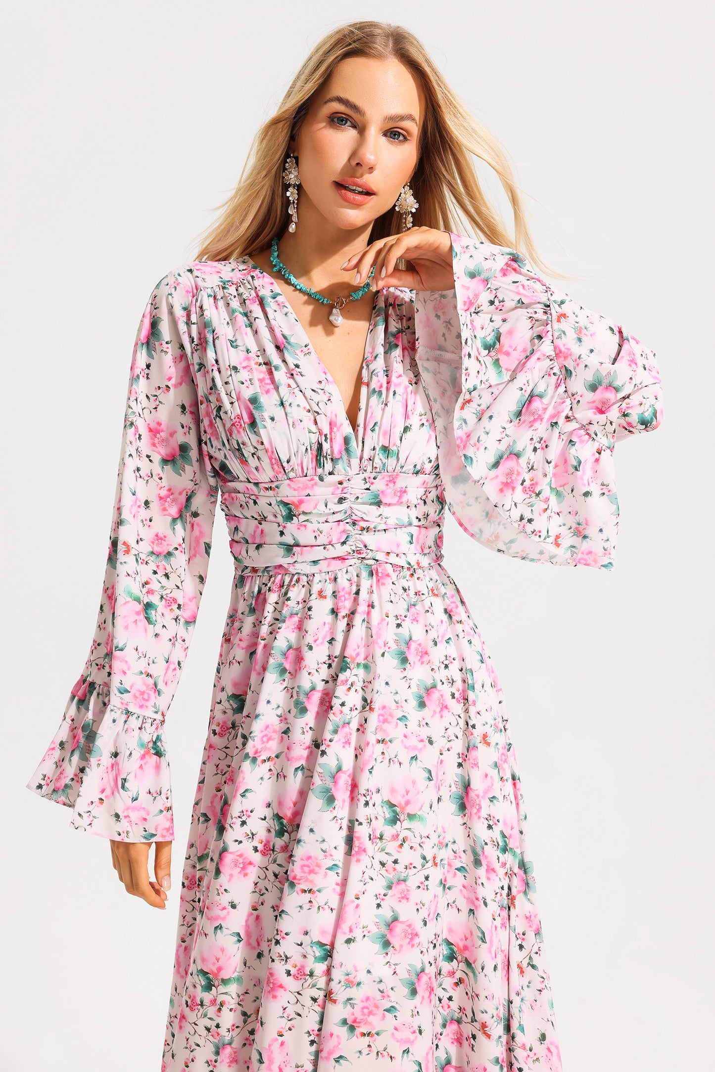 Vestido midi floral con escote en V y mangas abullonadas 