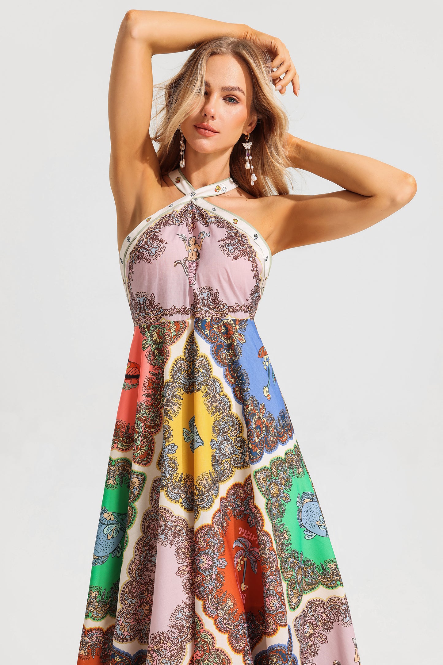 Vestido midi con cuello halter y estampado paisley 