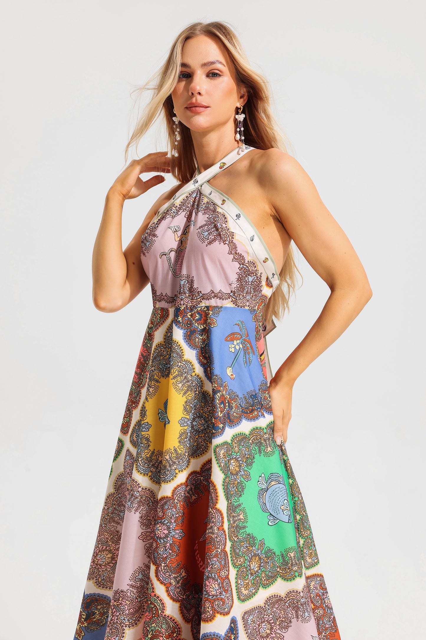 Vestido midi con cuello halter y estampado paisley 