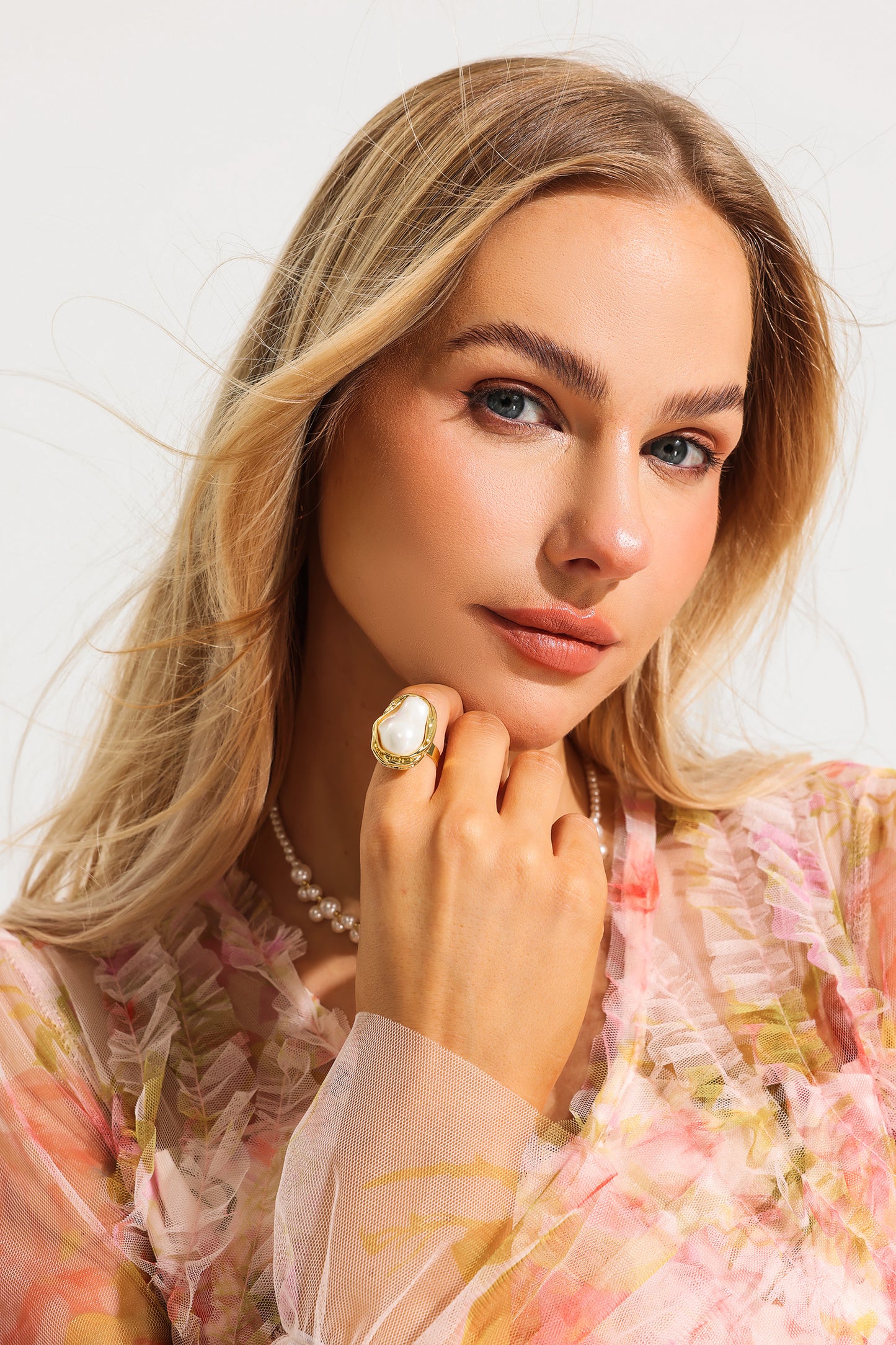 Anillo geométrico irregular de perla sintética 