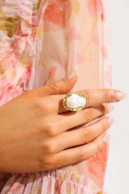 Anillo geométrico irregular de perla sintética 