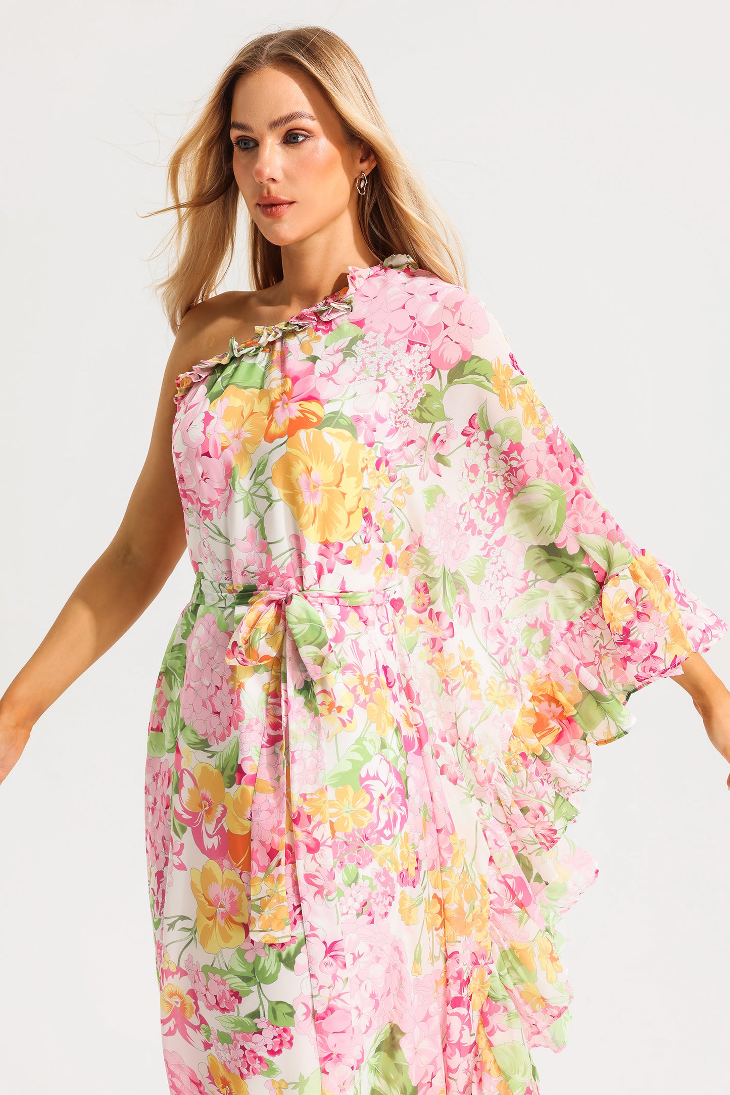 Vestido midi asimétrico de un solo hombro con volantes florales 