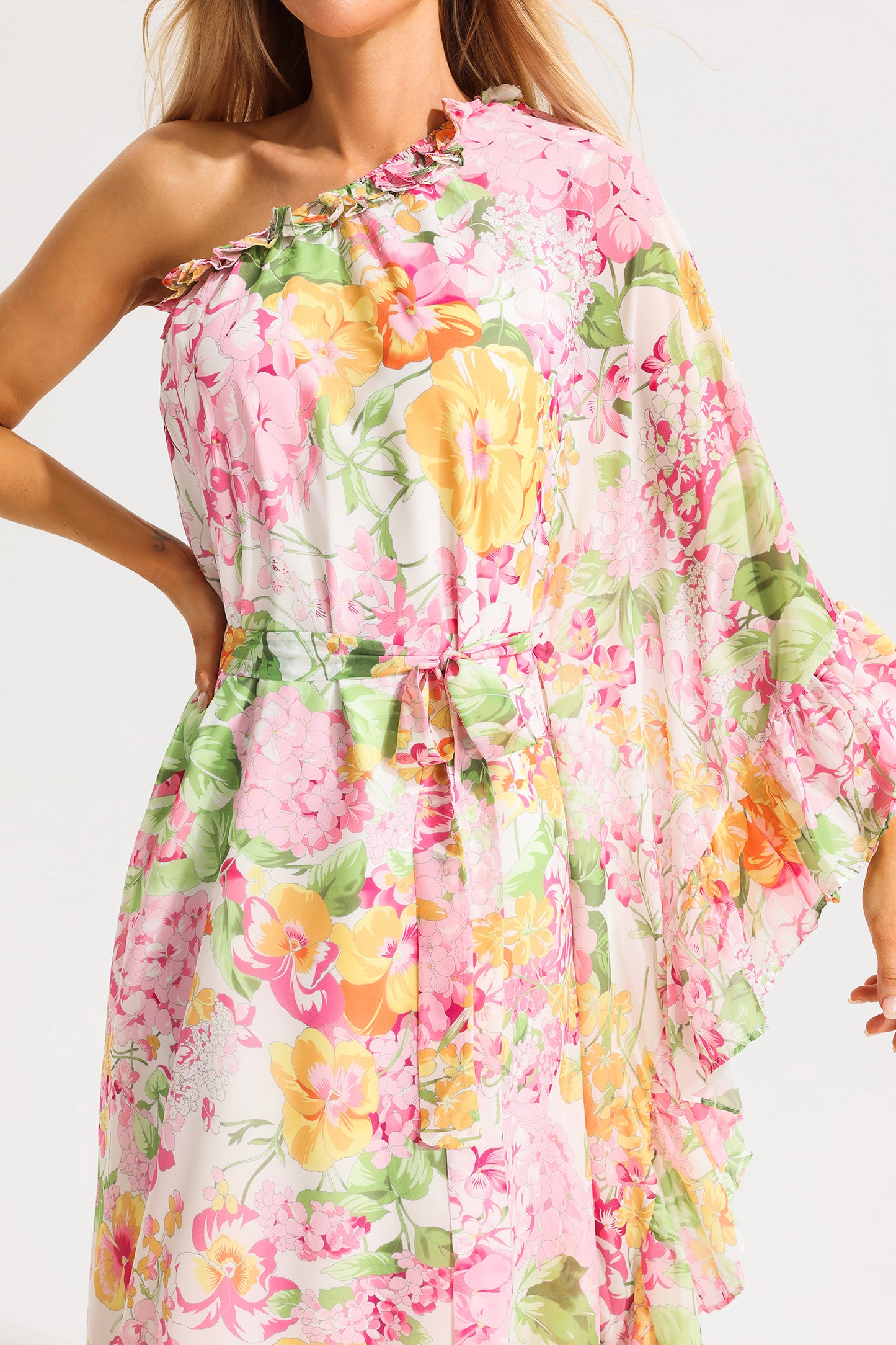 Vestido midi asimétrico de un solo hombro con volantes florales 