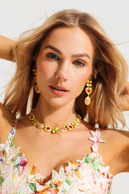 Pendientes de rubí sintético con diseño floral de metal 