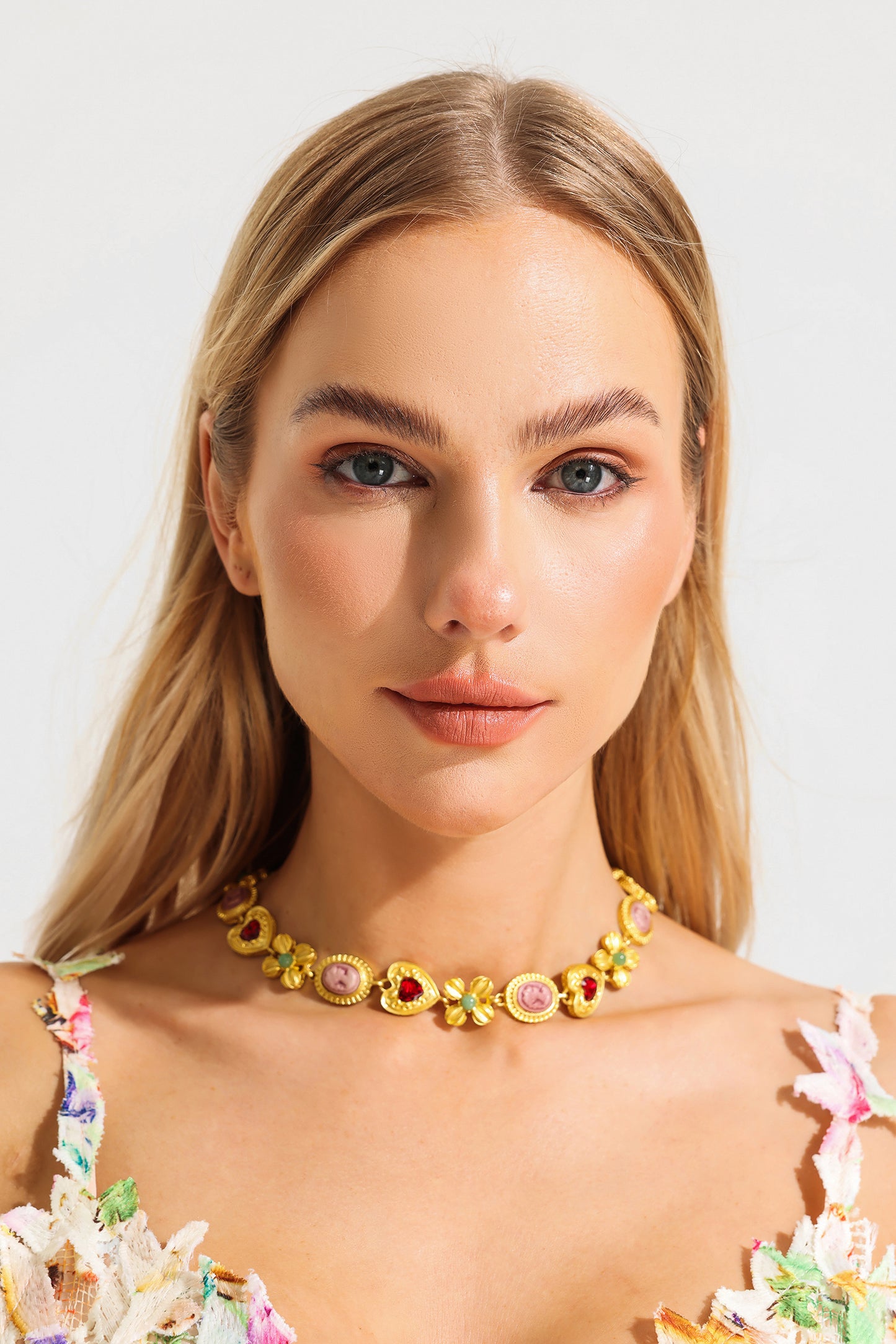 Pendientes de rubí sintético con diseño floral de metal 