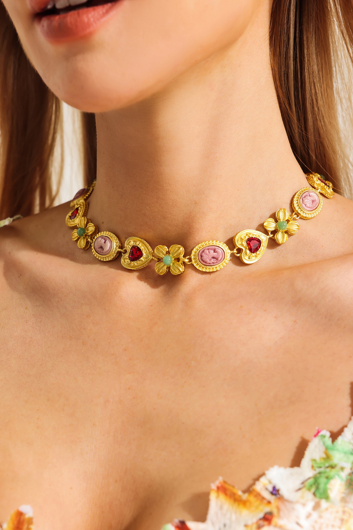 Collar con colgante de corazón de piedras preciosas 