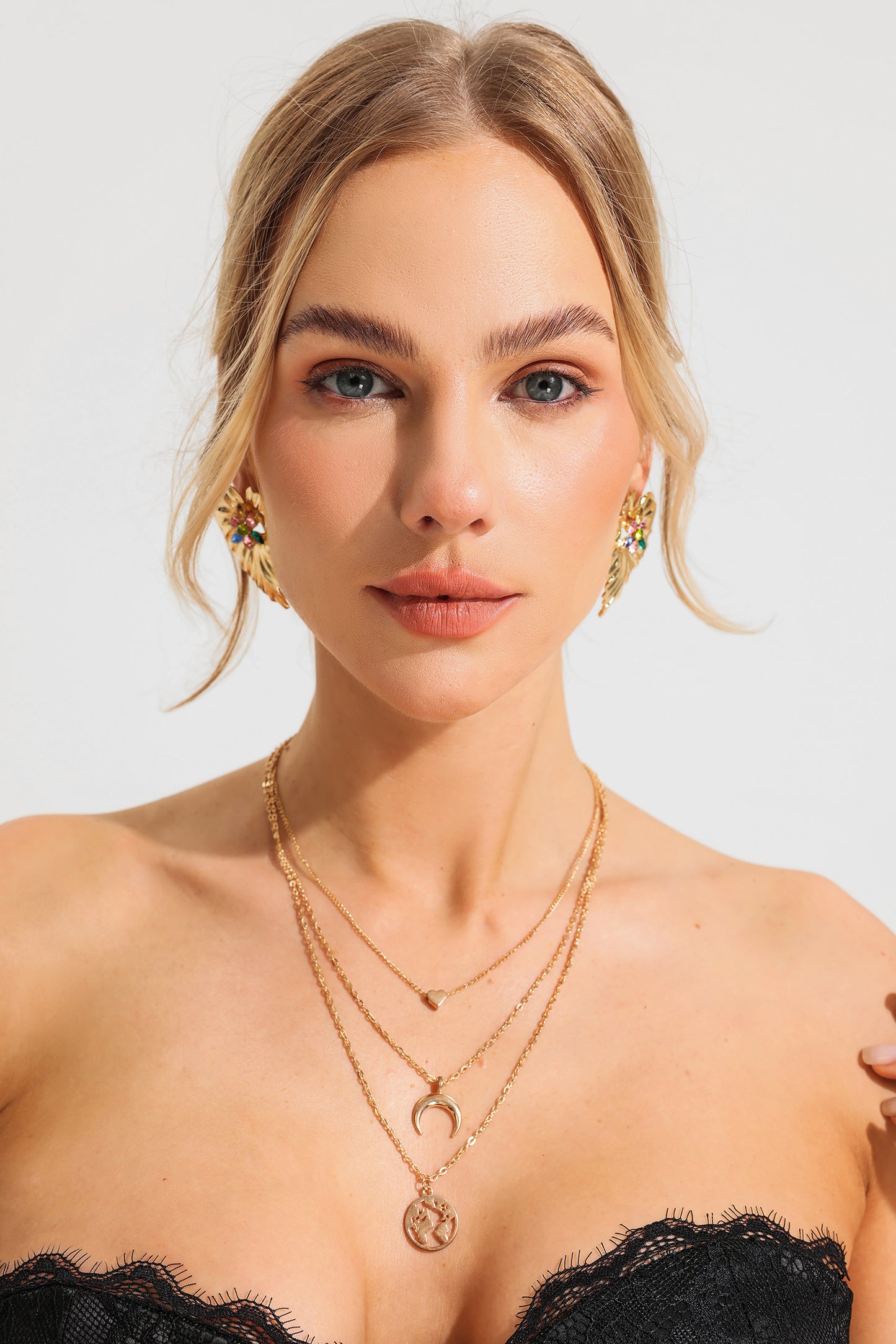 Collar multicapa de metal con forma de corazón 