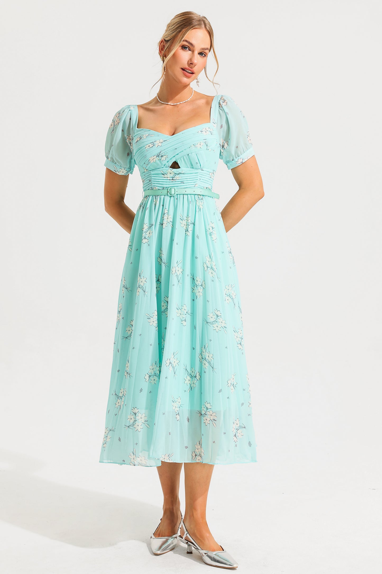 Vestido midi plisado con escote corazón floral y cinturón 