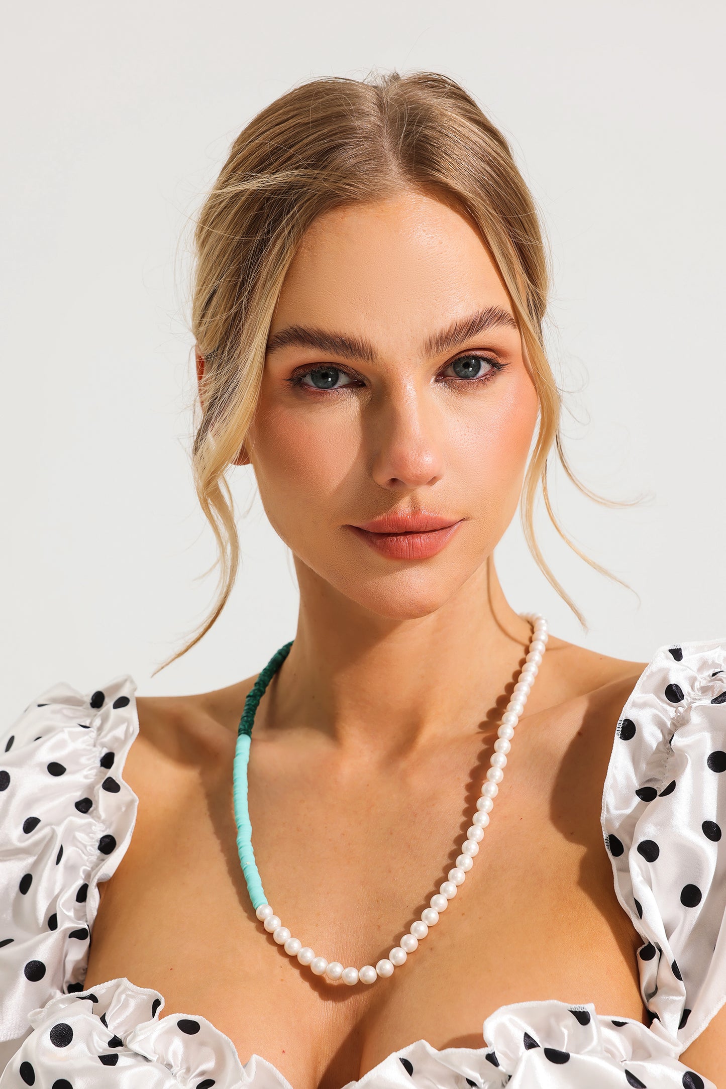 Collar con perla sintética en contraste de colores 