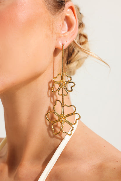Pendientes largos de metal con diseño floral 