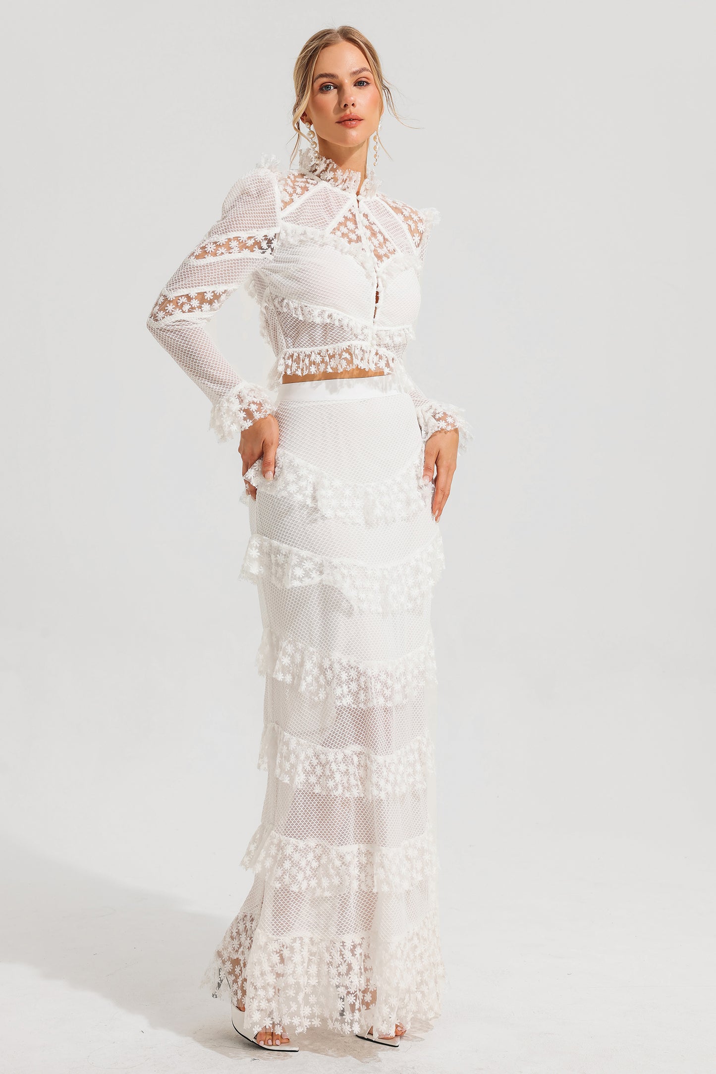 Conjunto de top con mangas abullonadas bordadas y falda larga de cintura media con volantes 