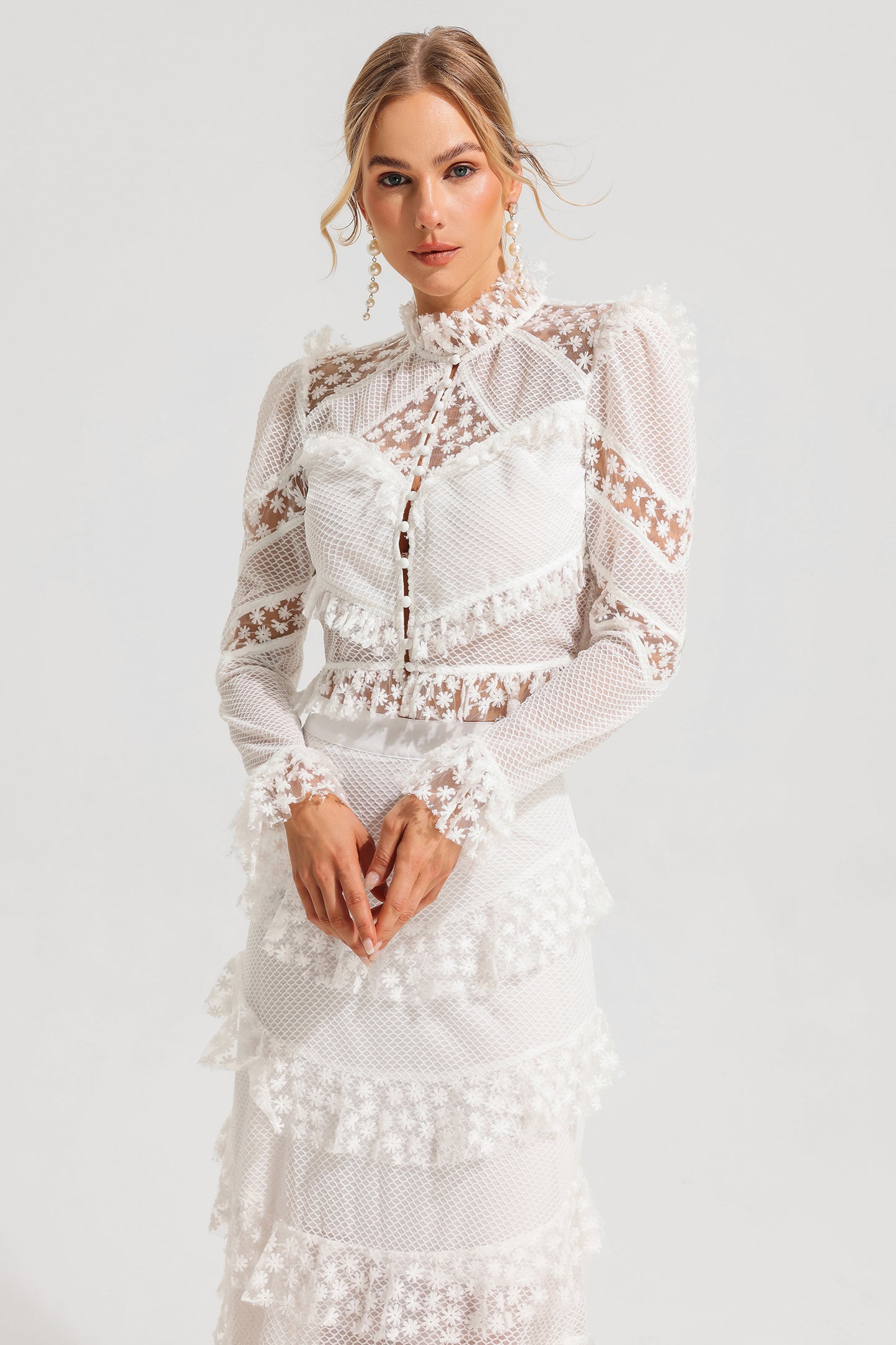 Conjunto de top con mangas abullonadas bordadas y falda larga de cintura media con volantes 