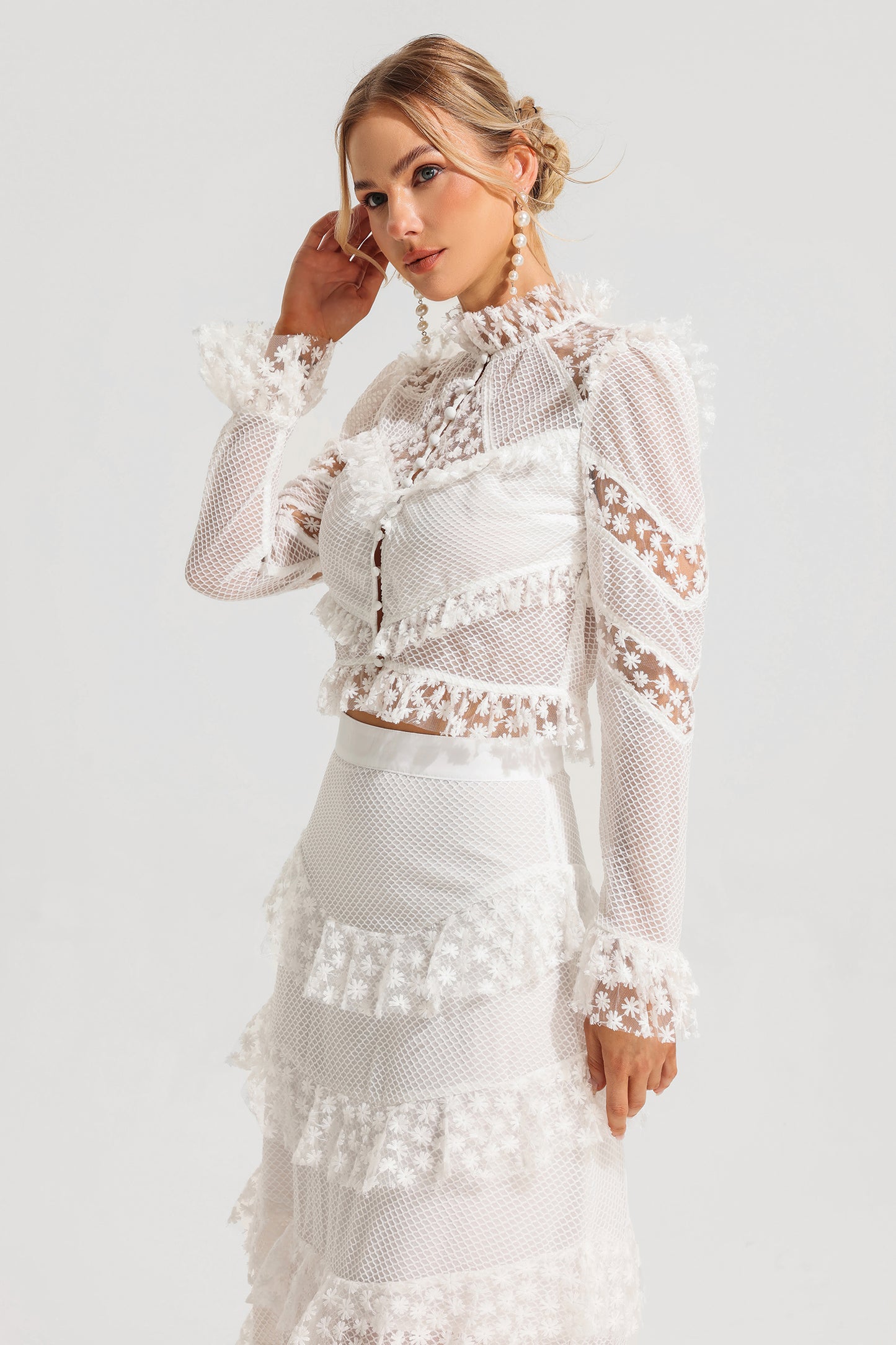 Conjunto de top con mangas abullonadas bordadas y falda larga de cintura media con volantes 