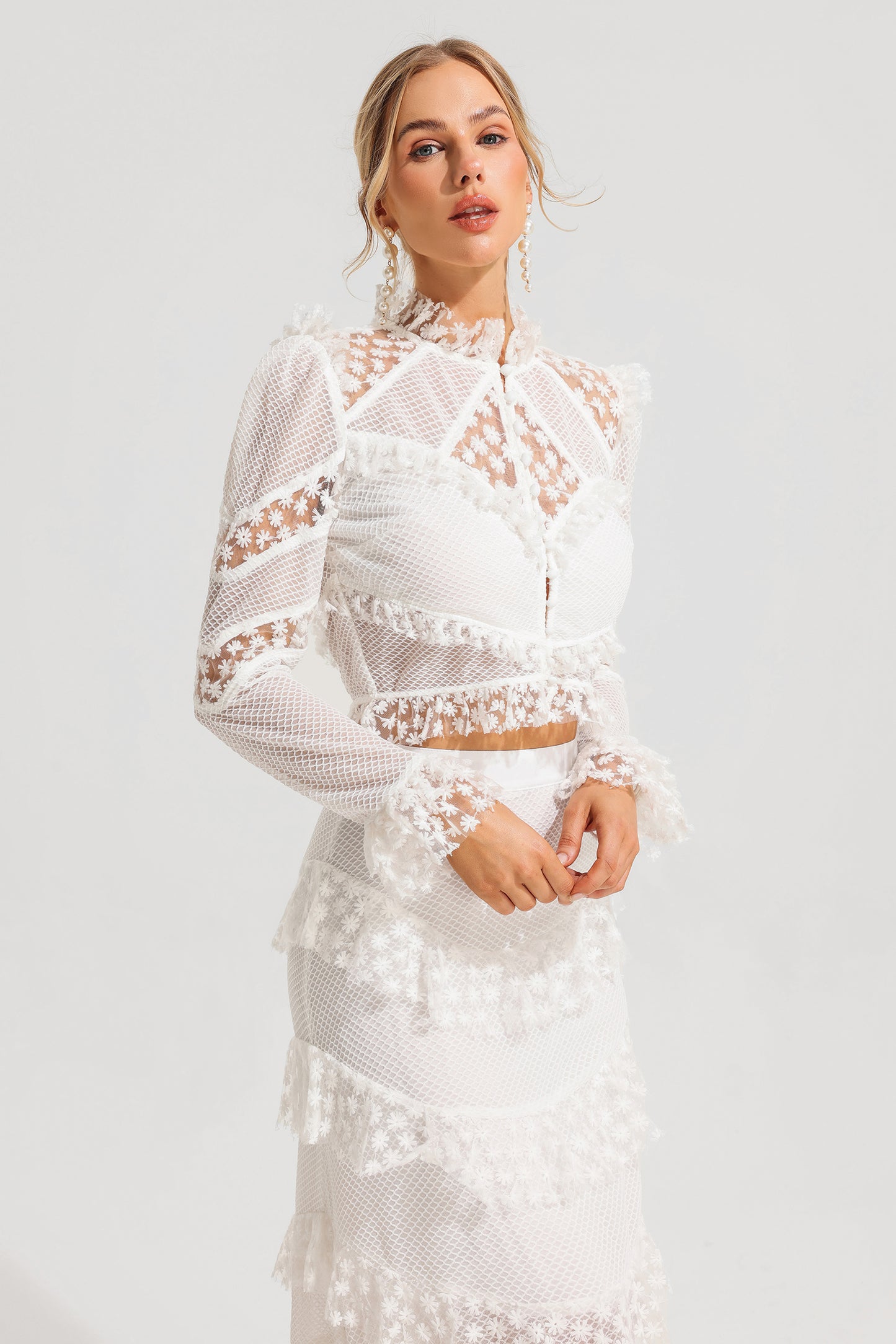 Conjunto de top con mangas abullonadas bordadas y falda larga de cintura media con volantes 