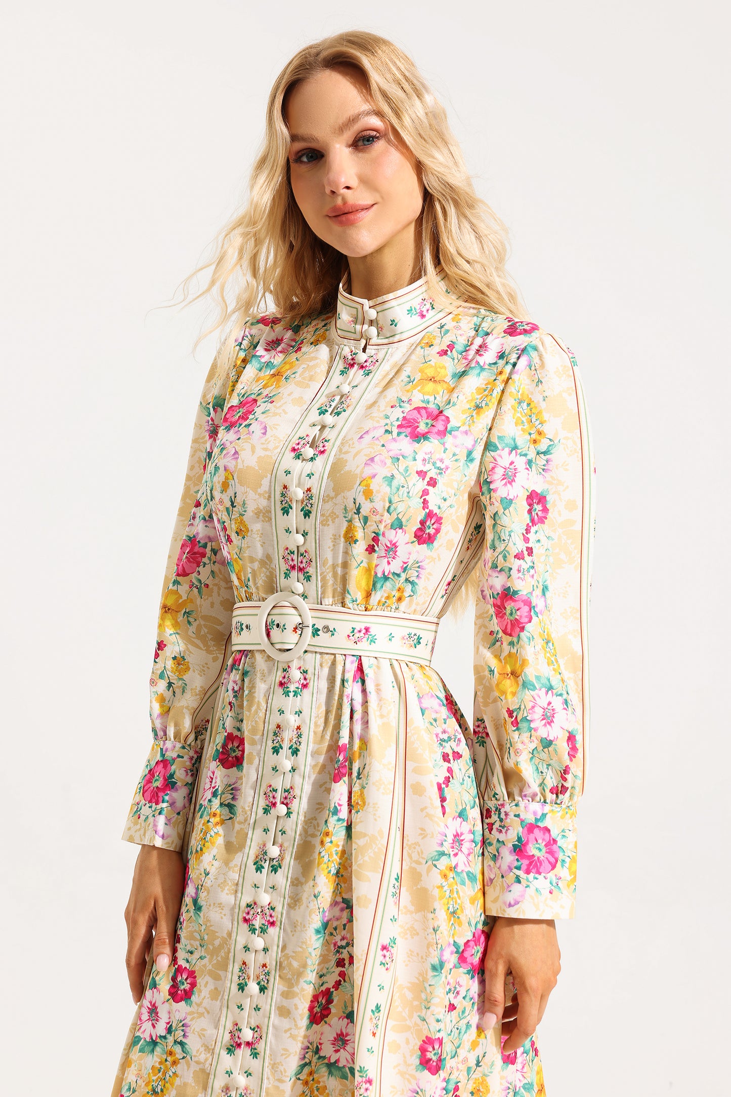 Vestido midi de manga larga con botones florales y cinturón 