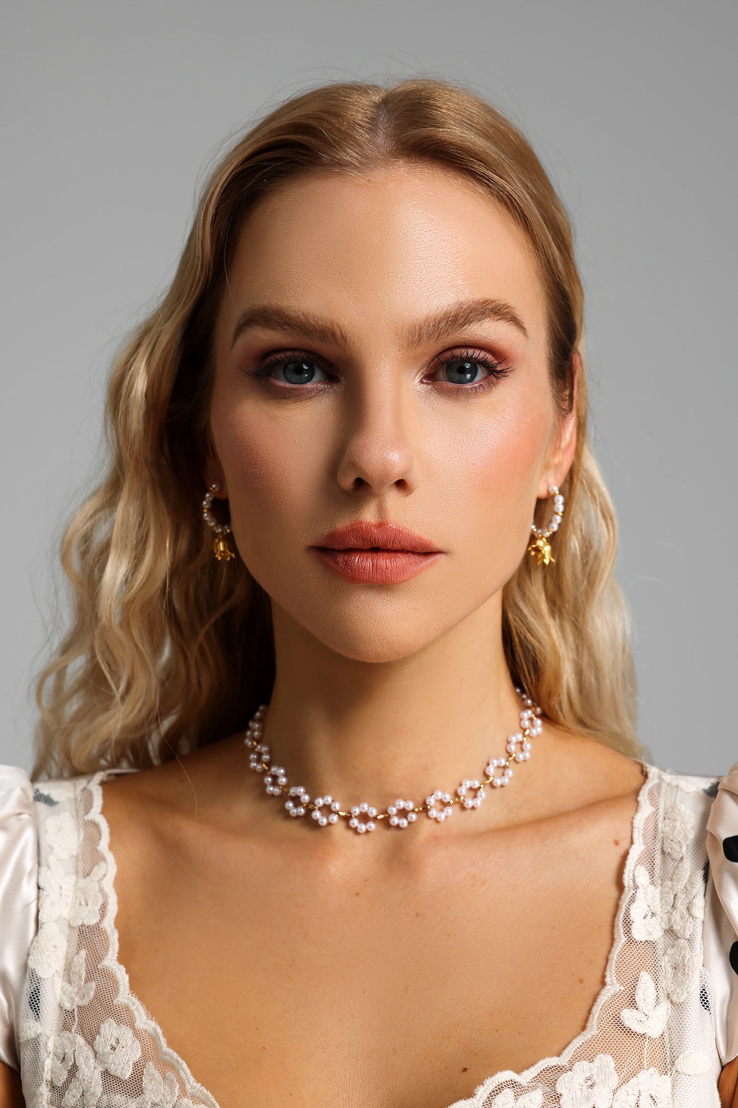 Pendientes de perlas artificiales con diseño floral dorado 