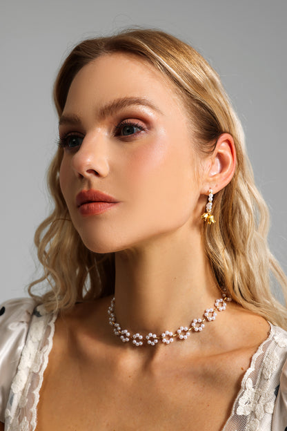 Pendientes de perlas artificiales con diseño floral dorado 