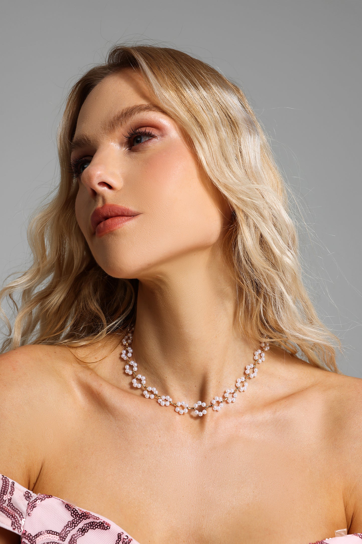 Gargantilla de perlas falsas en tono dorado 