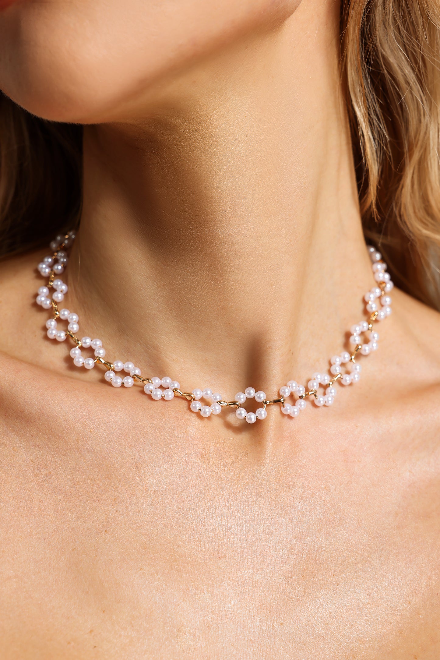 Gargantilla de perlas falsas en tono dorado 