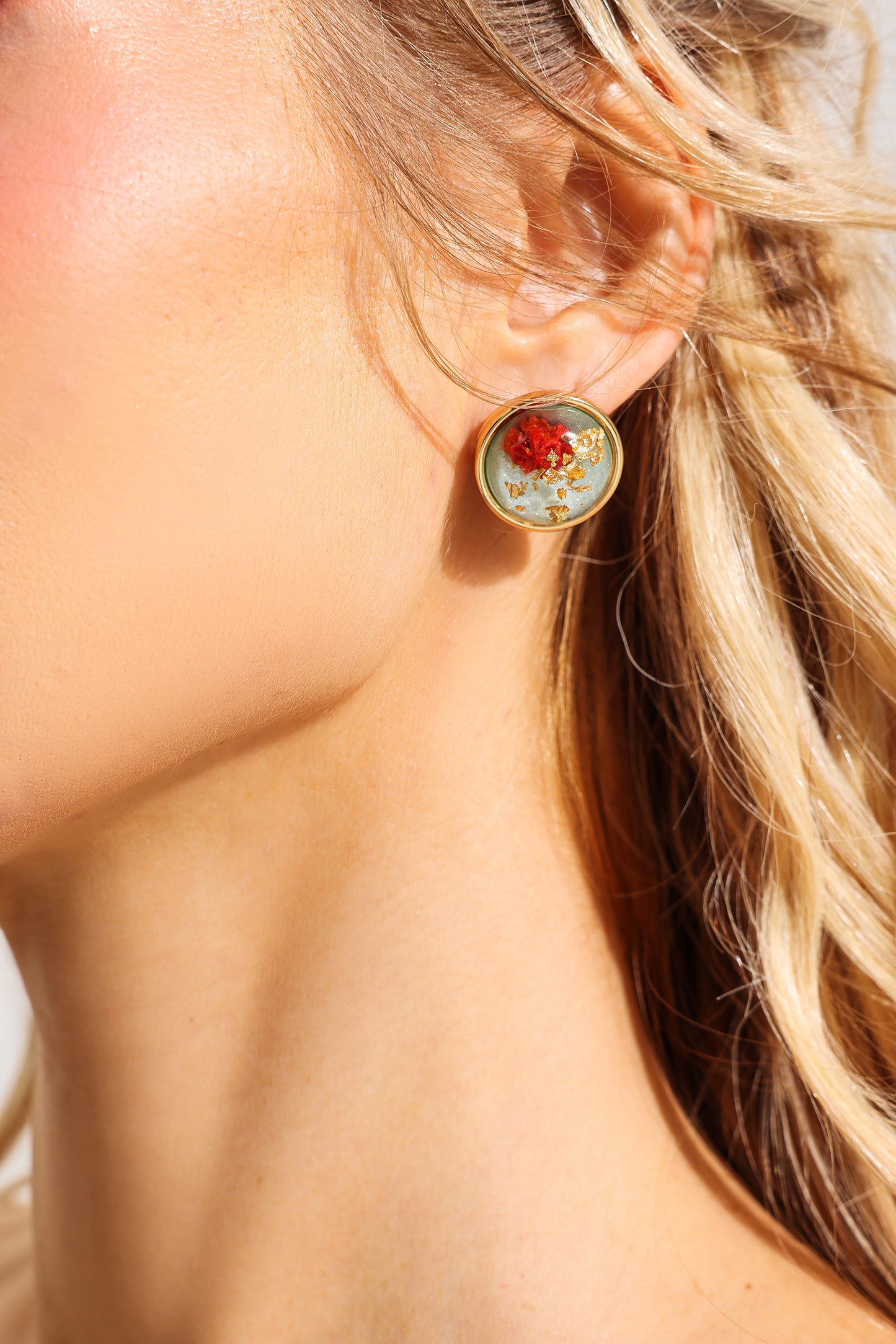 Pendientes de flores con borde metálico redondo 