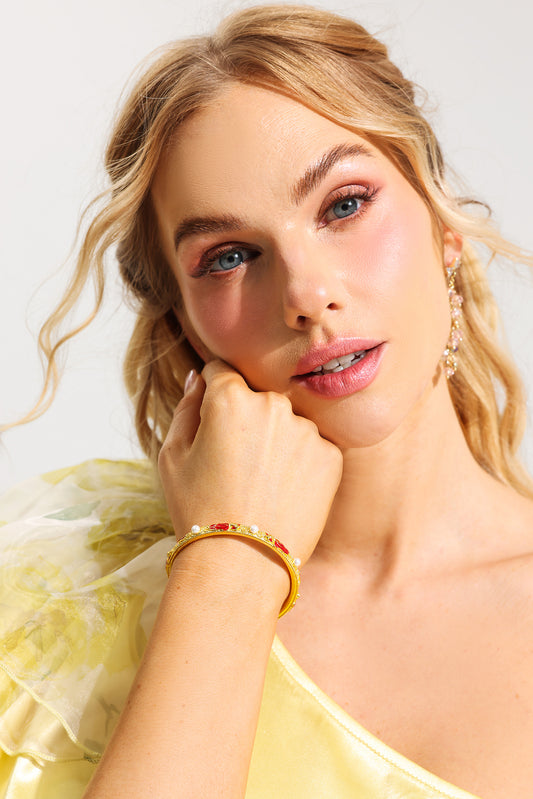 Pulsera de esmalte con perlas de imitación 