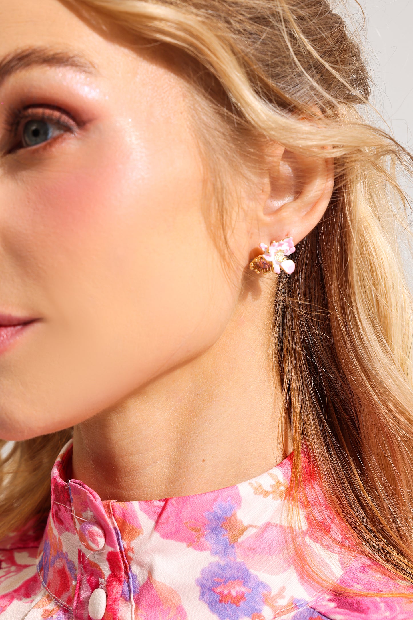 Anillo de metal con forma floral 