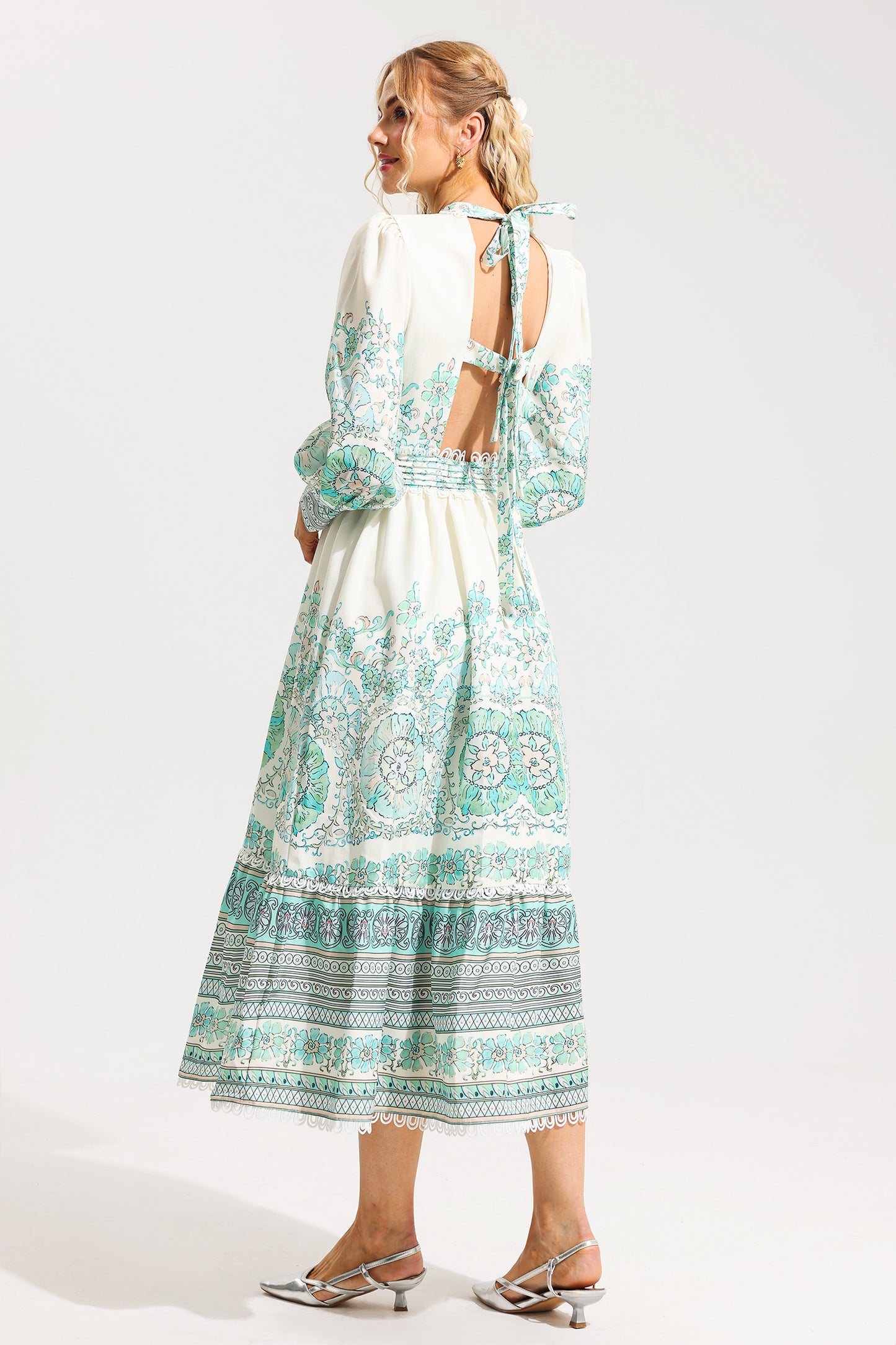 Vestido midi plisado con mangas farol y estampado floral 