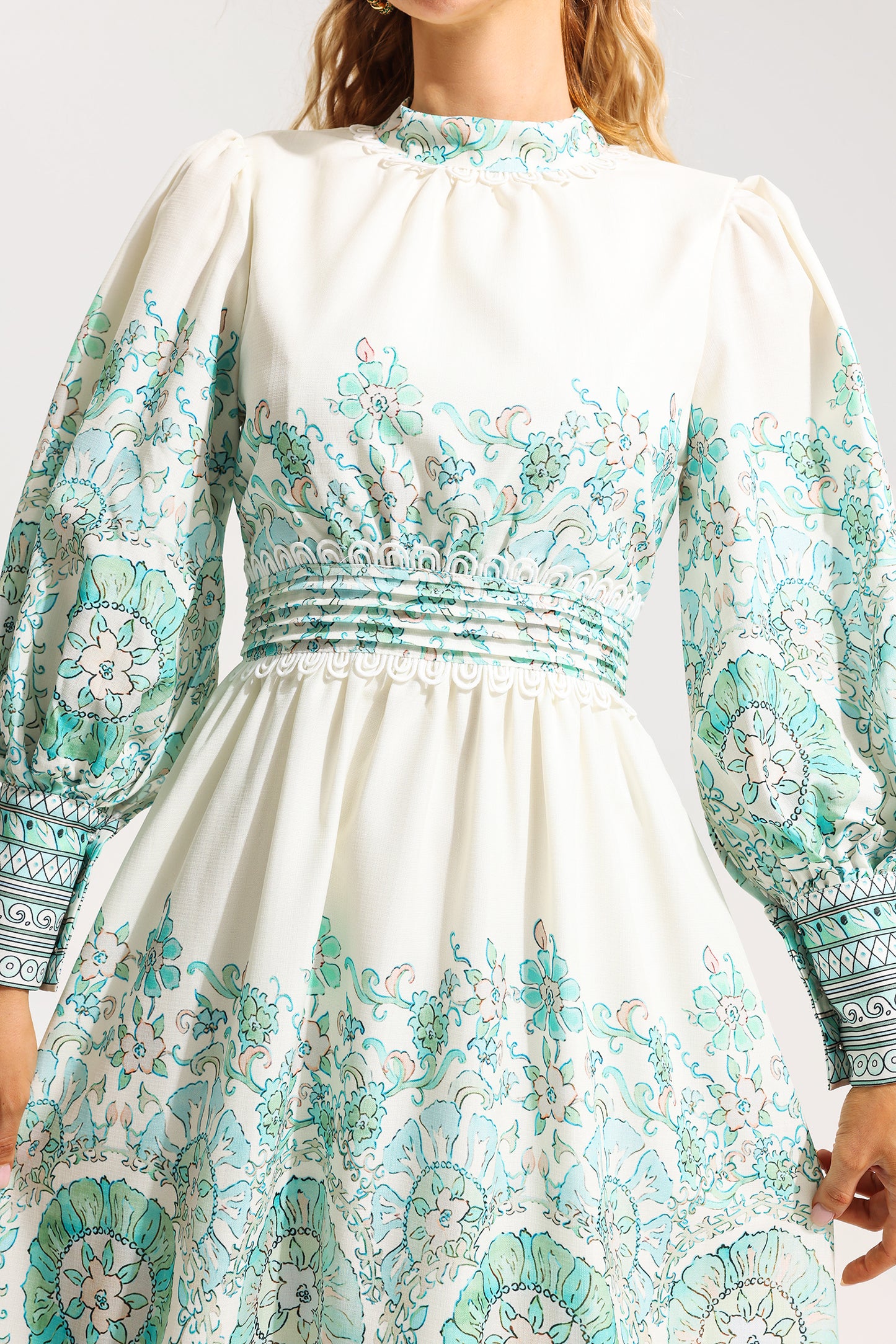 Vestido midi plisado con mangas farol y estampado floral 