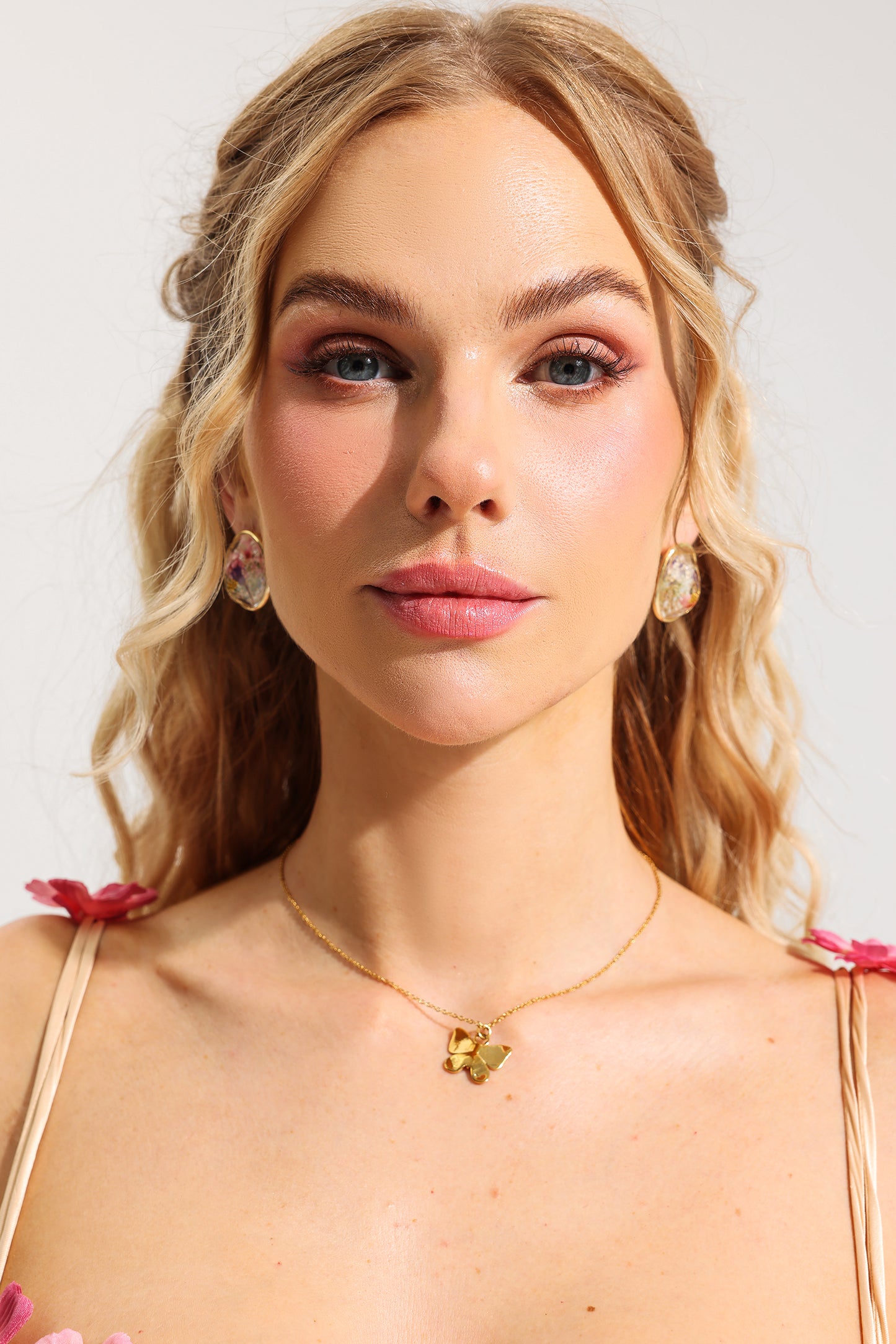 Pendientes florales con pegamento UV 