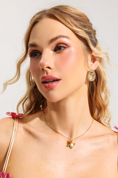 Pendientes florales con pegamento UV 