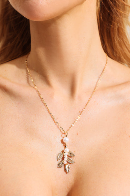 Collar de perlas de imitación de metal con forma de hoja 