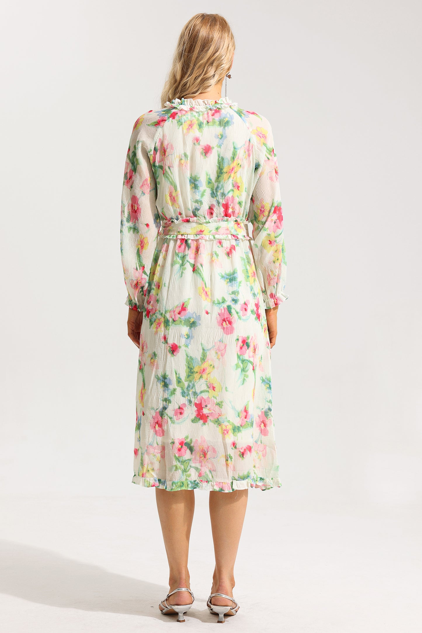 Vestido midi con volantes y encaje floral 