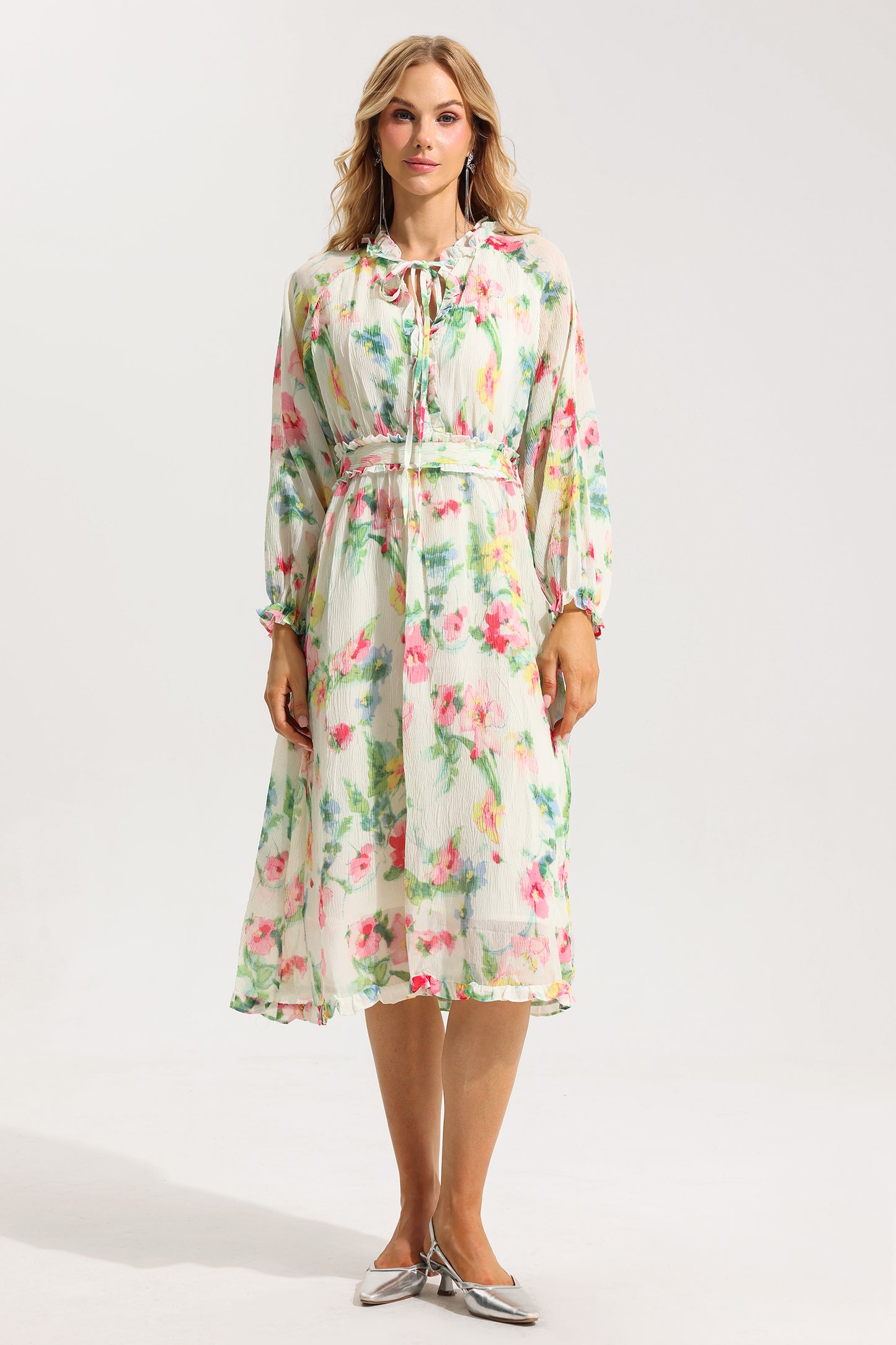 Vestido midi con volantes y encaje floral 