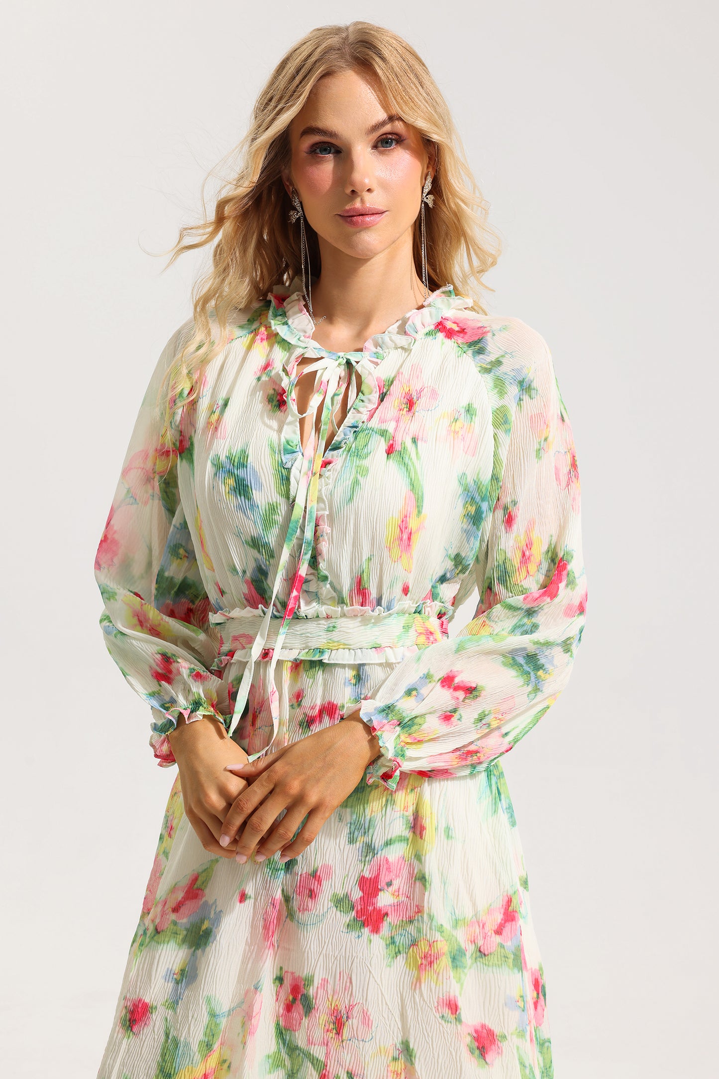 Vestido midi con volantes y encaje floral 