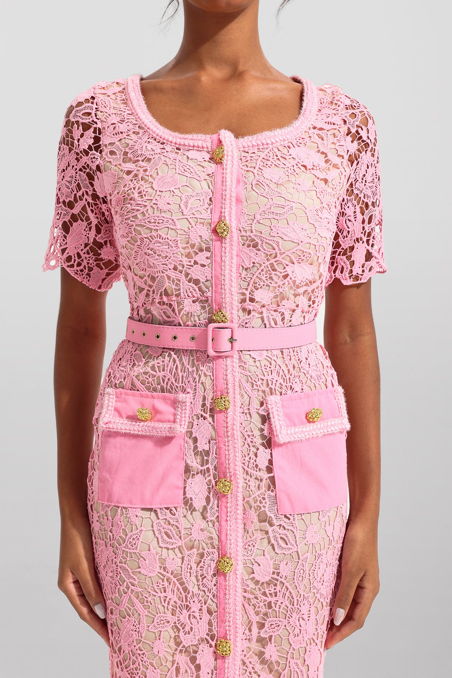 Vestido midi de cuello redondo con bajo de metal y encaje 