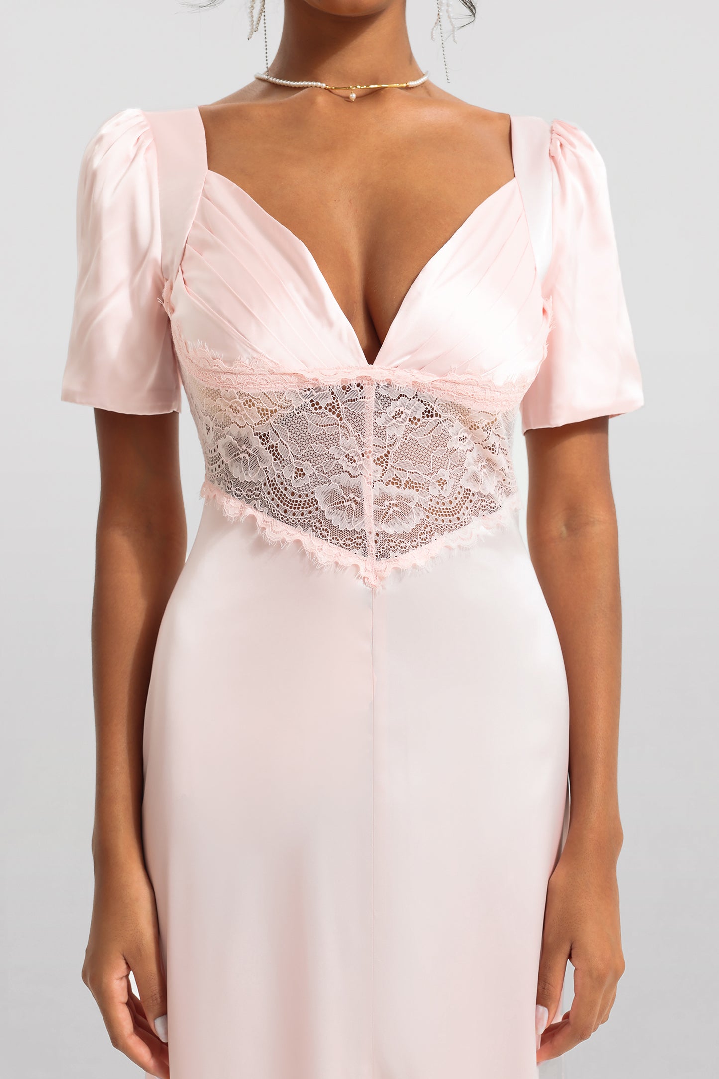 Vestido midi de satén con encaje liso y escote en V 