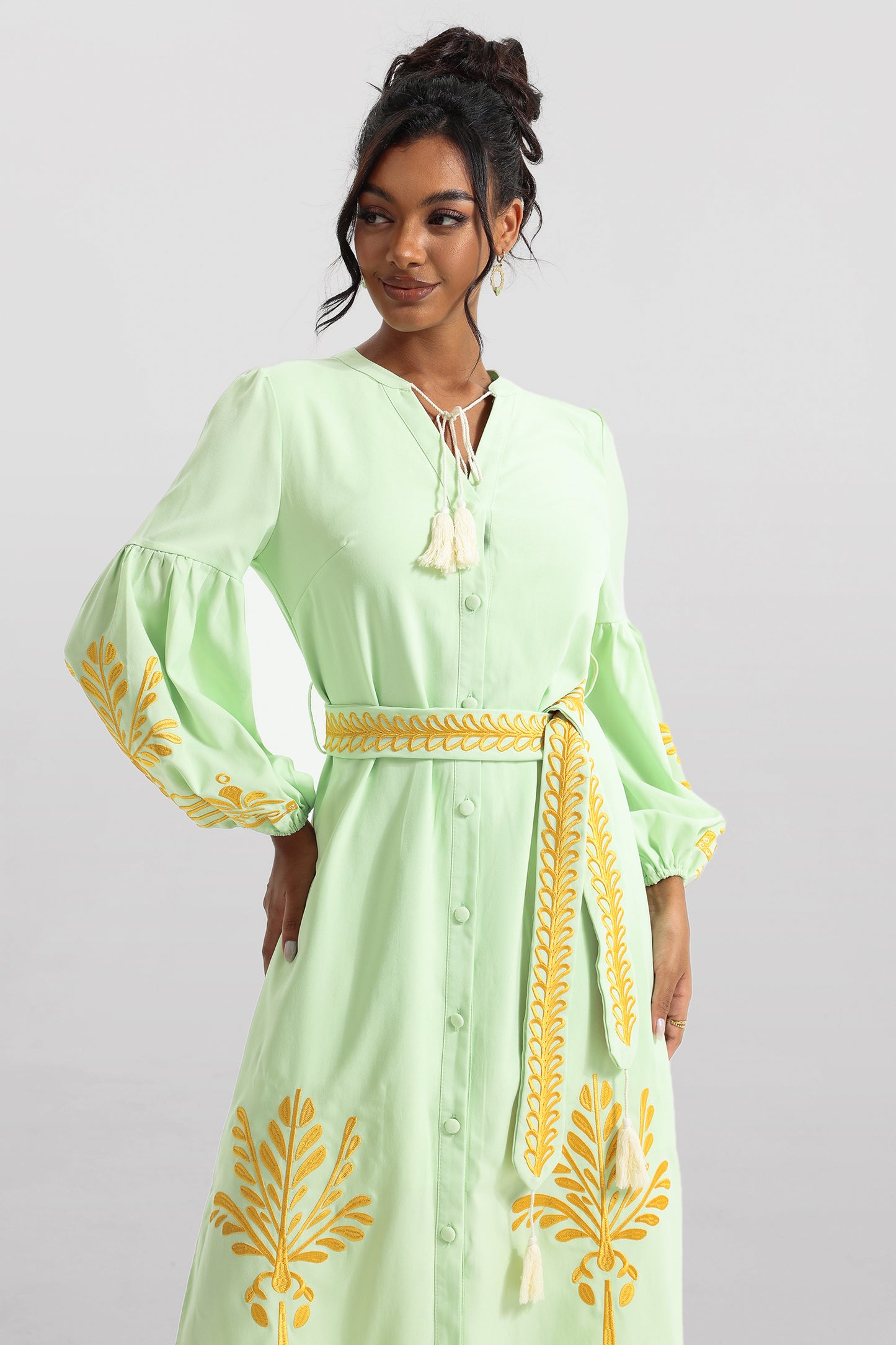 Vestido midi de manga larga con botones bordados y cinturón 